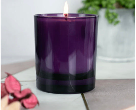 Aroma-Kerze: lila 30cl Lotti Kerzenglas Schriftzug mit  Kerzenwachs 200g aus 100% Sojawachs aus eigener Herstellung eine große Auswahl an exklusiven Düften