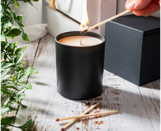 Aroma-Kerze: mattschwarz 30cl Lotti-Kerzenglas Schriftzug mit             Kerzenwachs 200g aus 100% Sojawachs aus eigener Herstellung eine große Auswahl an exklusiven Düften